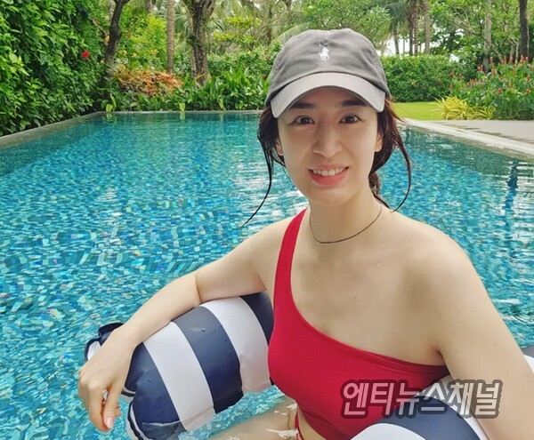'주진모 아내' 민혜연, 의사 가운 대신 빨간 수영복…